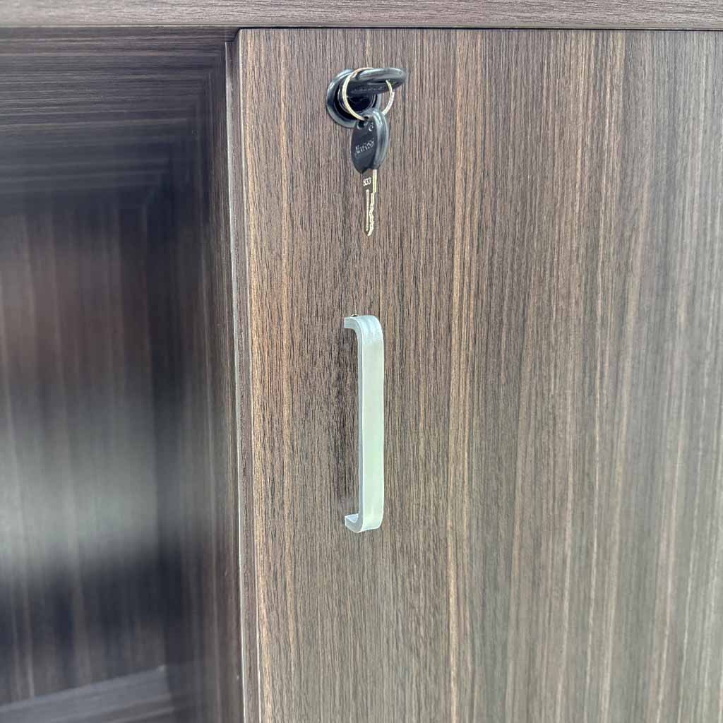 Credenza con puertas y rodines